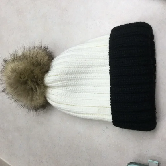 Pom hat and scarf - Picture 5 of 7